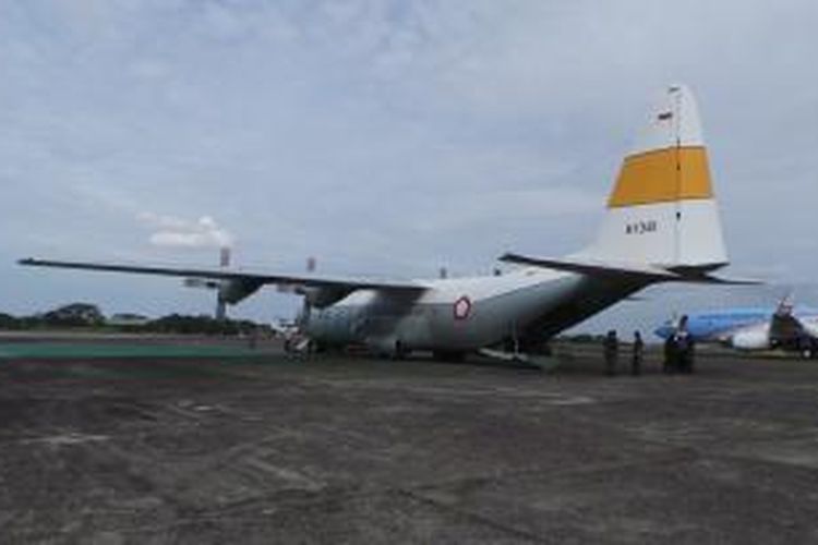 Pesawat Hercules yang ditumpangi Presiden Joko Widodo meninjau penemuan serpihan pesawat AirAsia QZ8501 di Pangkalan Bun