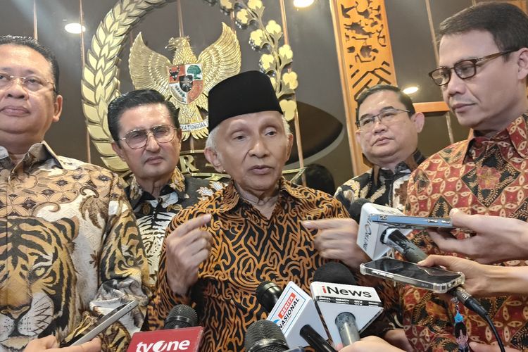 Mantan Ketua MPR Amien Rais (tengah) saat memberikan keterangan pers di Kompleks Parlemen Senayan, Jakarta usai bertemu pimpinan MPR, Rabu (5/6/2024).