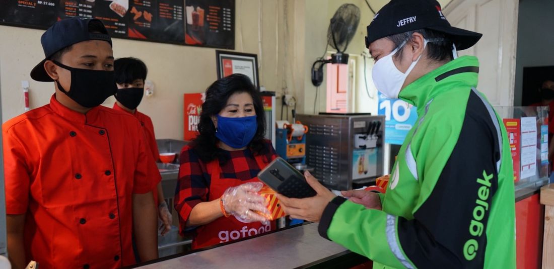 Interaksi mitra pengemudi Gojek dengan mitra restoran GoFood.