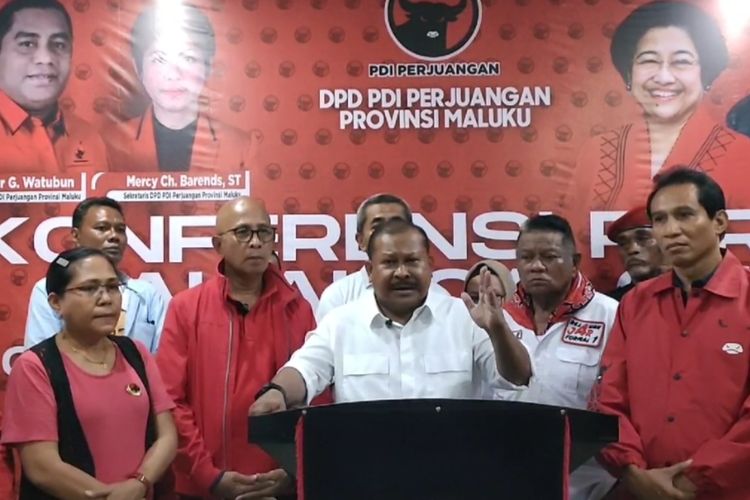 Bakal calon gubernur Maluku Jefry Apoly Rahawarin memberikan keterangan pers usai mengembalikan formulir pendaftatan di DPD PDP-P Maluku, Sabtu (4/5/2024)