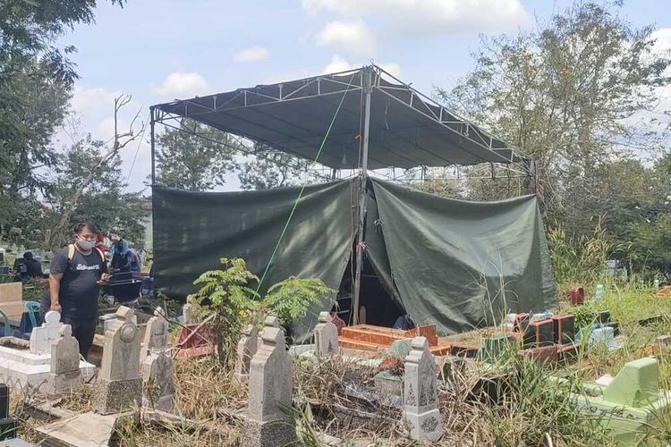 Polisi melakukan bongkar makam MM (14) yang diduga menjadi korban pembunuhan di Tempat Pemakaman Umum (TPU) Puncak Sekuning Palembang, Senin (25/10/2021).