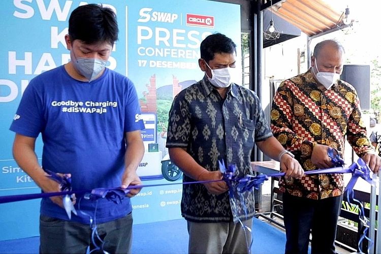 
Kerja sama Swap Energi Indonesia dengan Circle-K di Bali untuk penyediaan ratusan titik penukaran baterai atau Swap Poin di seluruh gerai Circle-K di Bali.