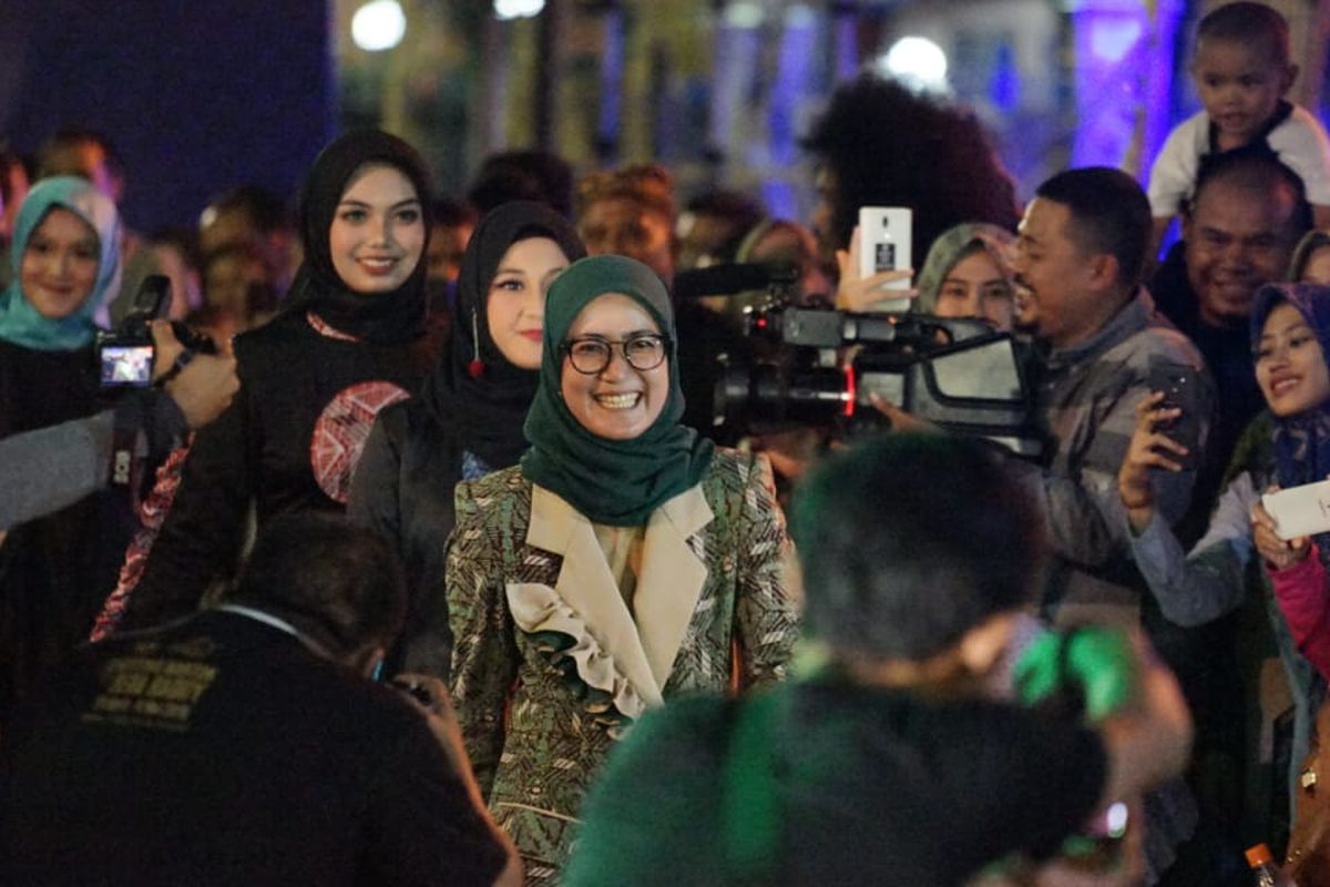 Bupati Lebak Iti Octavia Jayabaya turut melenggang pada run away pembukaan fashion show sebagai rangkaian festival Seba Baduy 2019 di Alun-alun Rangkas Bitung, di depan Kantor Bupati Lebak, Jumat (3/5/2019) malam tadi.