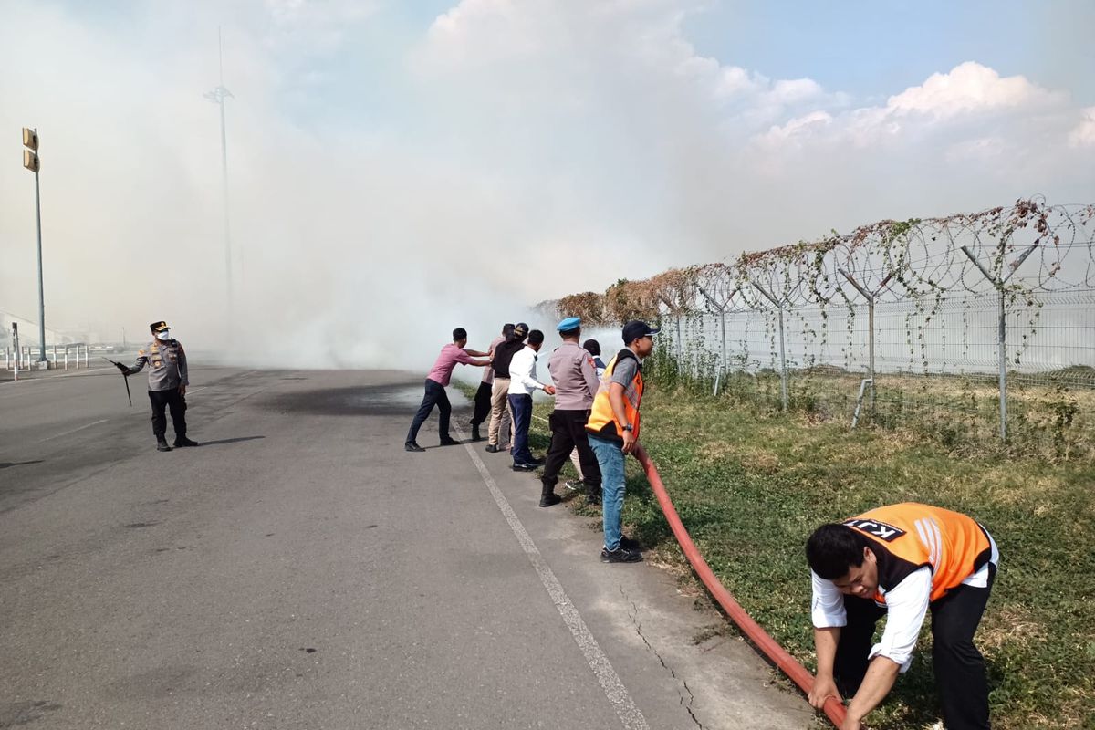 Petugas gabungan tengah berupaya memadamkan api akibat kebakaran lahan di area Bandara Kertajati, Jawa Barat, Minggu (1/10/2023)