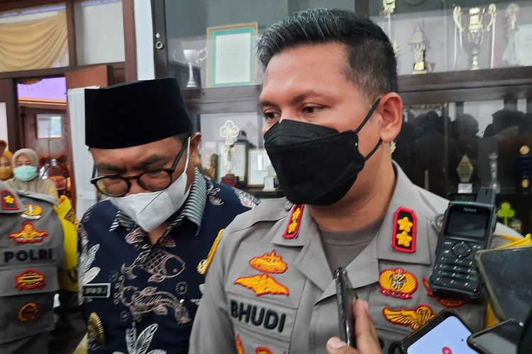 Kapolresta Malang Kota, Budi Hermanto saat diwawancara di Balai Kota Malang, Selasa (23/11/2021).