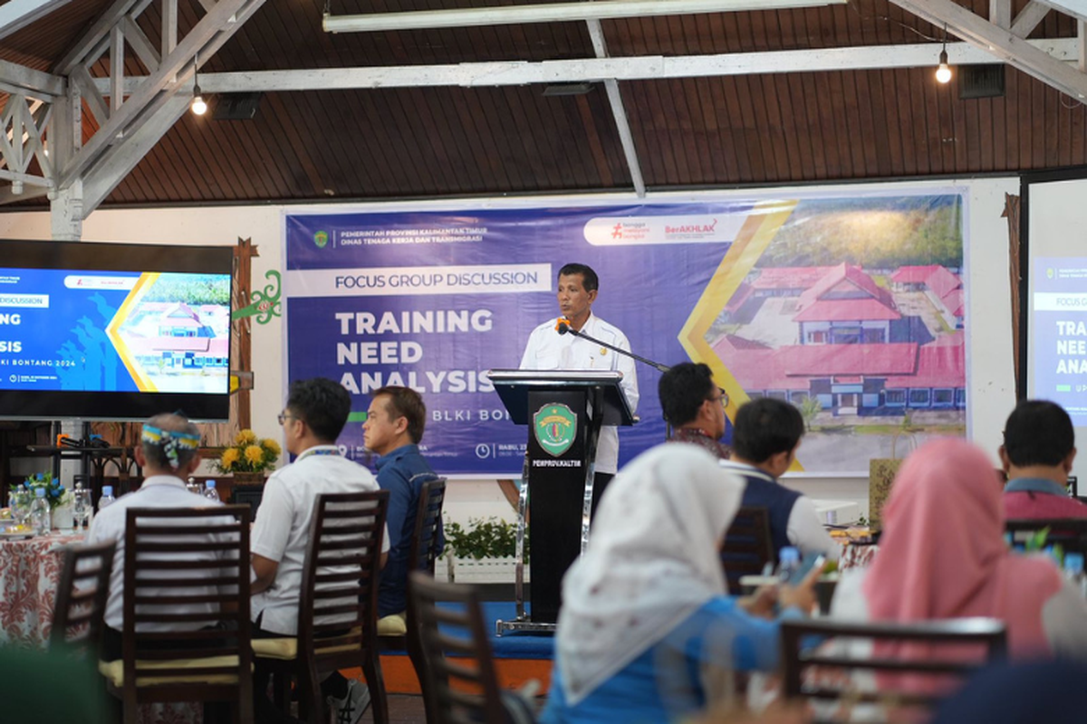 Pjs Wali Kota Bontang Munawwar memberi sambutan pada pelatihan Training Need Assessment (TNA) dan Program Pelatihan Berbasis Kompetensi di Bontang Nusantara Resto, PC VI Komplek PKT, Rabu (23/10/2024).