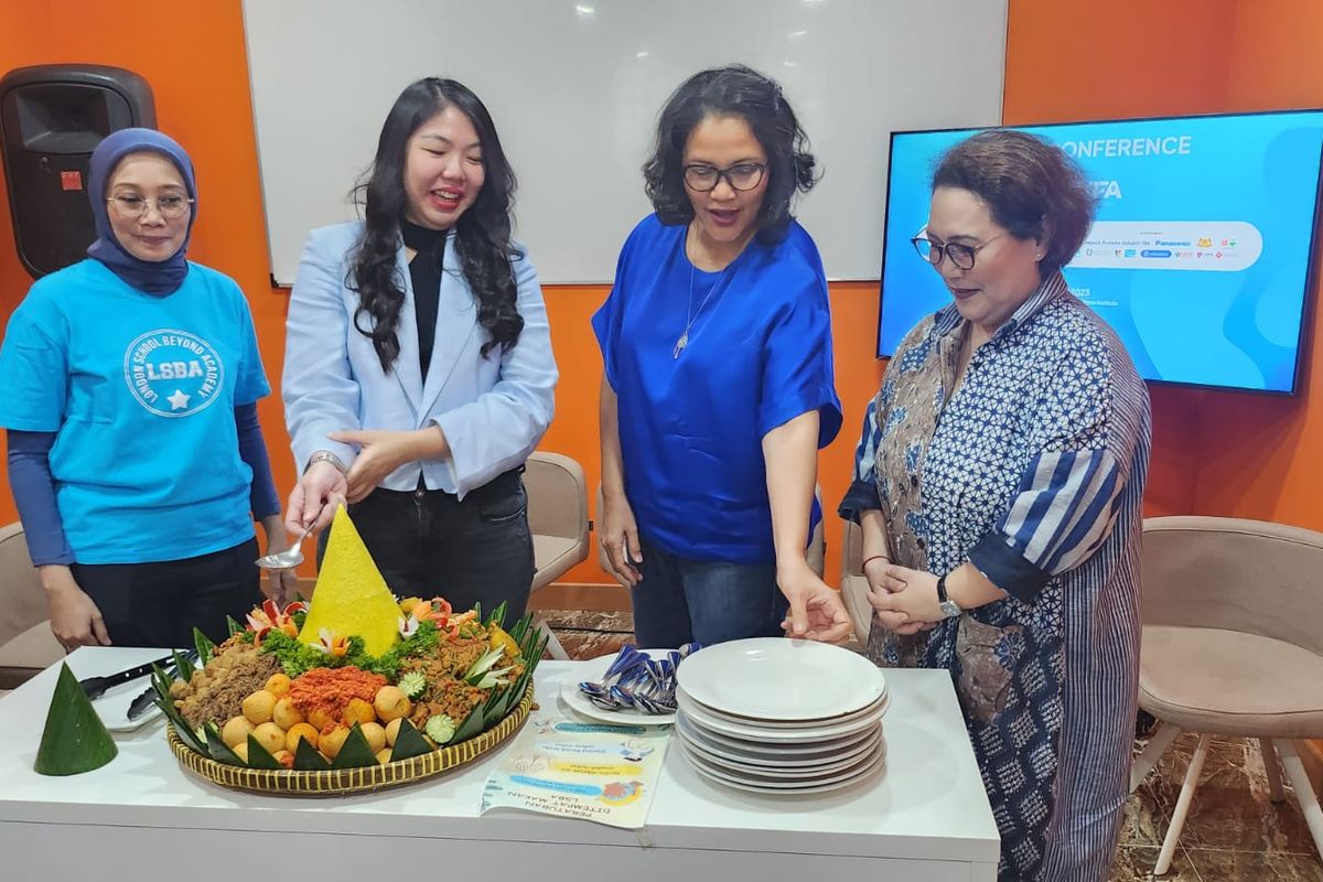 Chrisdina Wempi - Director of LSCAA & LSBA,  Juliana Cen - Project Lead Walk for Autism Campaign, Tina Maladi sebagai orangtua remaja autistik & founder PSLC, dan  Dr Hemasari Dharmabumi - Wakil Ketua Perempuan Tangguh Indonesia bersiap memotong tumpeng, Jumat (12/5/2023), menjelang pergelaran Walk for Autism.

Kegiatan Walk for Autism akan berlangsung pada Minggu (14/5/2023) pagi di kawasan Jalan Jenderal Sudirman, Jakarta. 