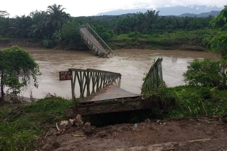 Jembatan gantung penghubung antar kecamatan tepatnya di Desa Makarti, Kecamatan Tanah Luas, Kabupaten Aceh Utara, hancur dihamtam banjir, Sabtu (12/12/2020).