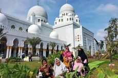Warga Berbondong-bondong Datangi Masjid Raya Sheikh Zayed Usai Diresmikan Presiden Jokowi dan Presiden UEA