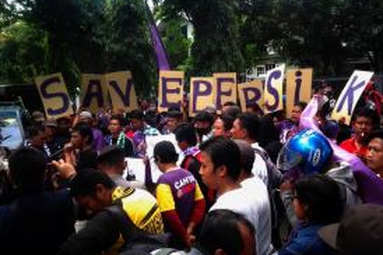 Massa Persikmania berunjukrasa di halaman Pemkot Kediri, Senin (26/1/2015), menuntut Wali Kota setempat turun tangan masalah Persik yang dicoret dari ISL.
