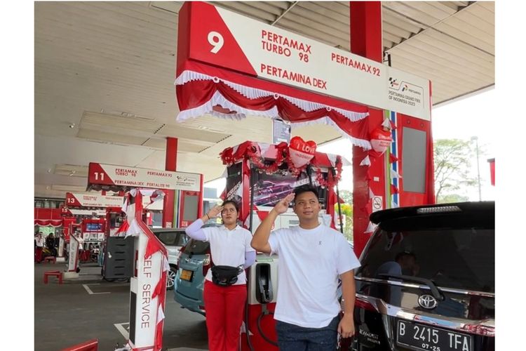 Momen penghormatan dari jajaran Pertamina dan pelanggan di SPBU MT Haryono saat momen pembacaan teks proklamasi pada perayaan HUT ke-79 RI.