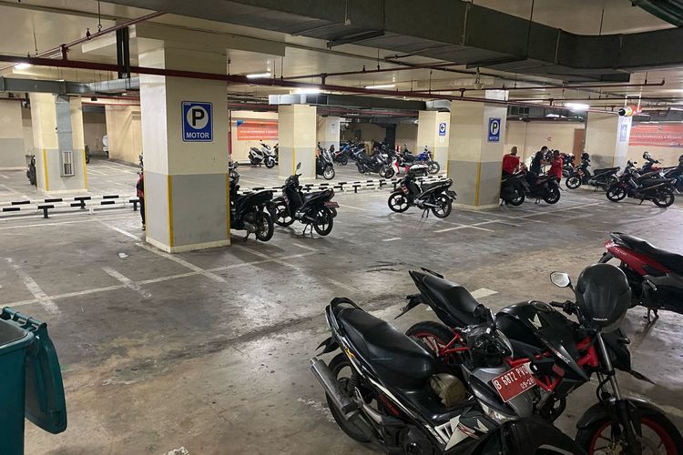 Kondisi area parkir motor di basement Gedung DPRD Jakarta, Rabu (30/4/2025).