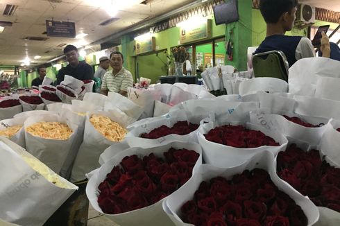 Jelang Valentine, Harga Bunga Mawar Merah di Pasar Rawa Belong Naik