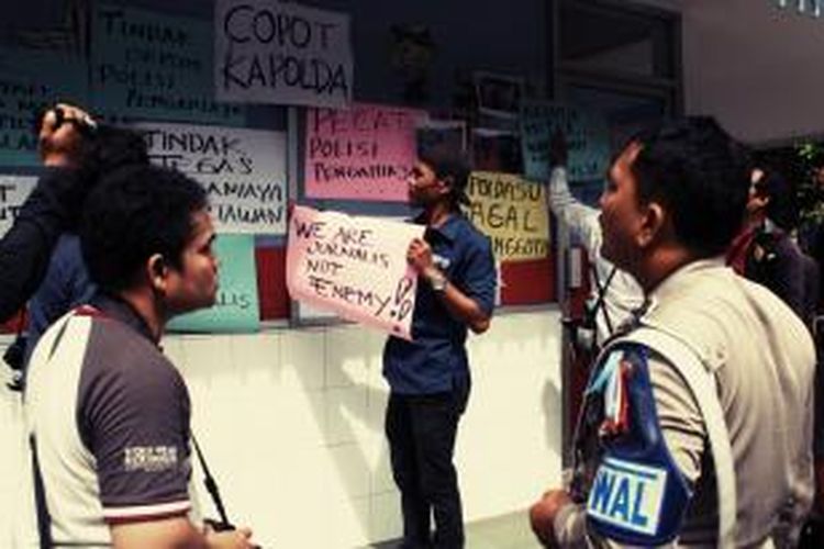Aksi solidaritas jurnalis di Medan yang tak terima rekannya di Paluta di aniaya polisi