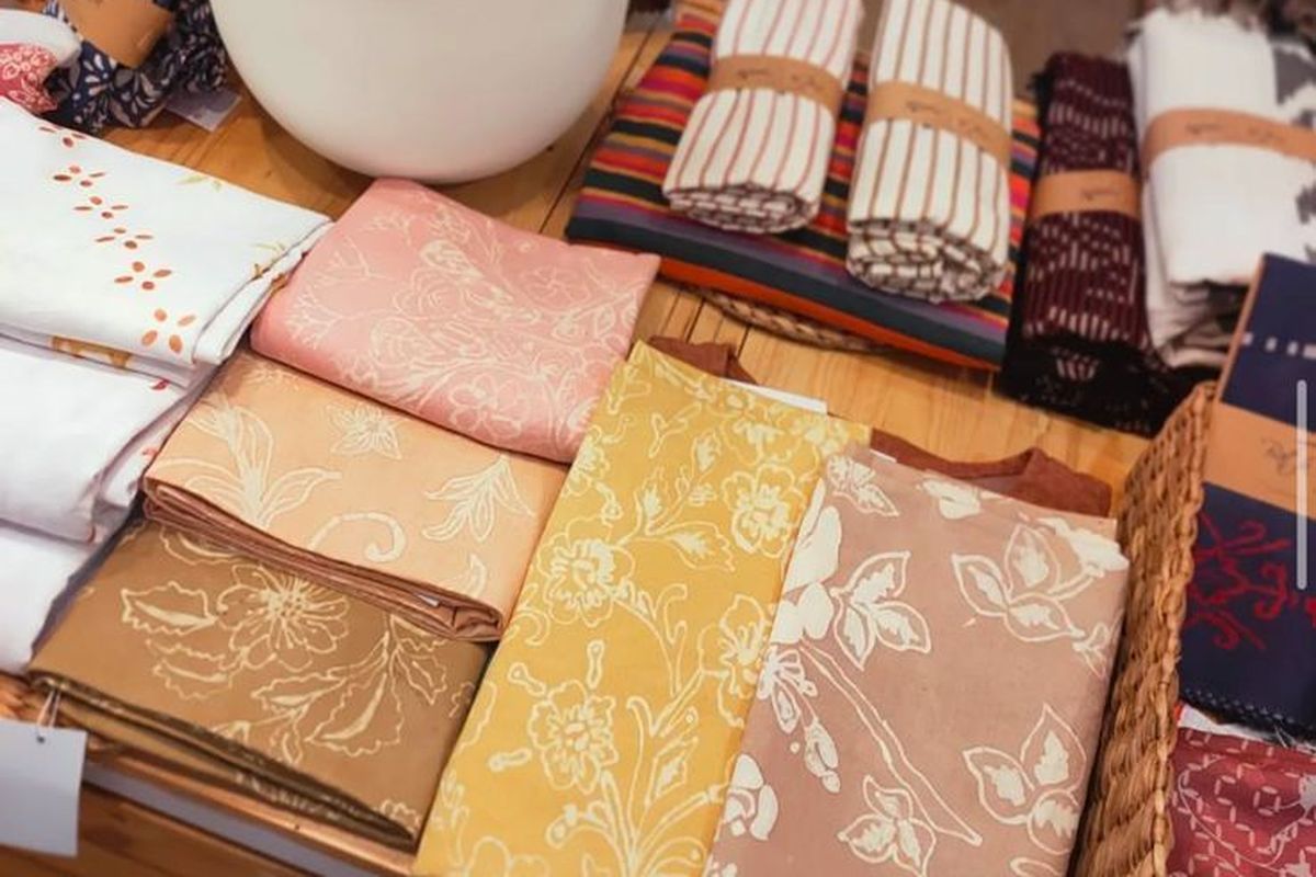 Batik warna alam hasil karya ibu-ibu KUB Tumbuh untuk produk Batik Organik