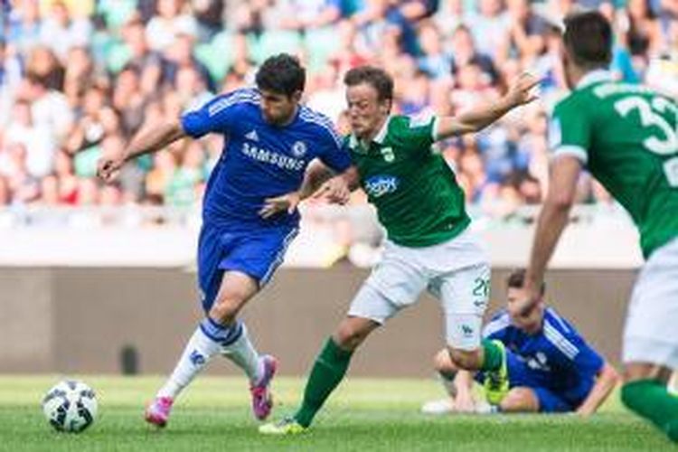 Penyerang Chelsea, Diego Costa (kiri), berebut bola dengan bek Olimpija Ljubljana, Antonio Delamea, pada laga persahabatan, di Stozice Stadium, Ljubljana, Minggu (27/7/2014).