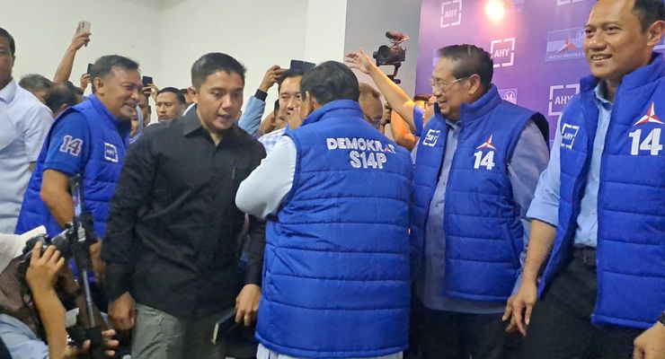 Kampanye Akbar di Malang, Prabowo Saling Hormat dengan SBY dan Dipakaikan Rompi Demokrat
