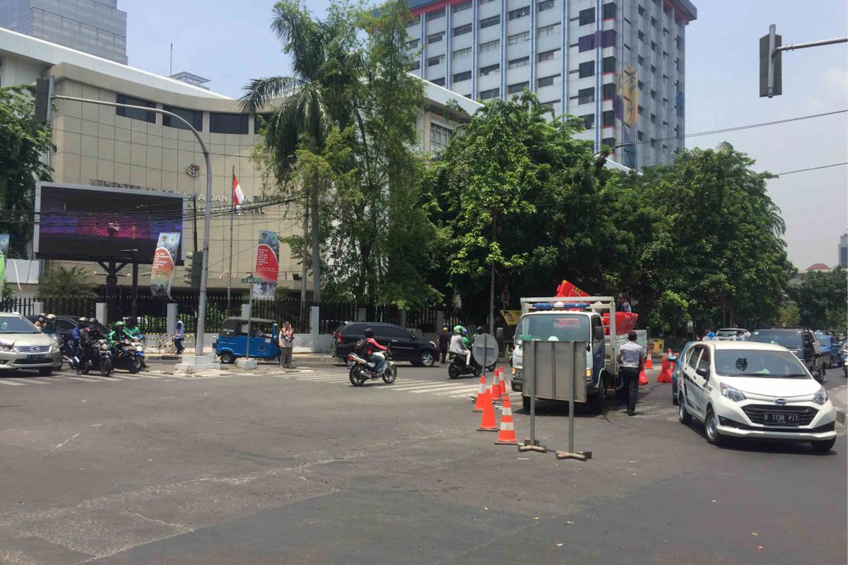 Dinas Perhubungan DKI Jakarta menerapkan uji coba sistem satu arah di Jalan KH Wahid Hasyim, Jakarta Pusat mulai pukul 09.00 WIB hari Senin (8/10/2018) ini.