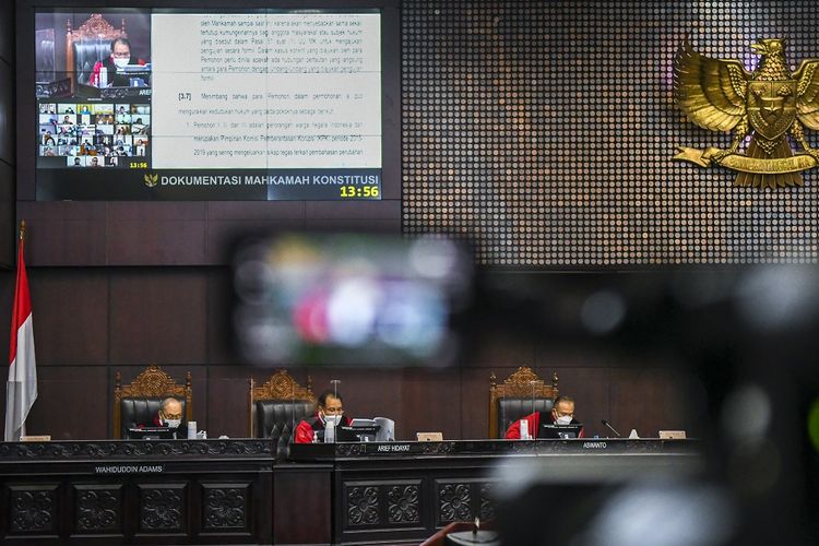 Hakim Konstitusi Arief Hidayat (tengah), Wahiduddin Adams (kiri) dan Aswanto (kanan) membacakan putusan perkara di gedung Mahkamah Konstitusi, Jakarta, Selasa (4/5/2021). Majelis Hakim MK dalam putusannya menolak seluruh gugatan permohonan pengujian formil dan materiil Undang-Undang Nomor 19 Tahun 2019 tentang perubahan kedua atas Undang-Undang Nomor 30 Tahun 2002 tentang Komisi Pemberantasan Tindak Pidana Korupsi terhadap Undang-Undang Dasar Negara Republik Indonesia 1945. ANTARA FOTO/Galih Pradipta/wsj.


 *** Local Caption ***  