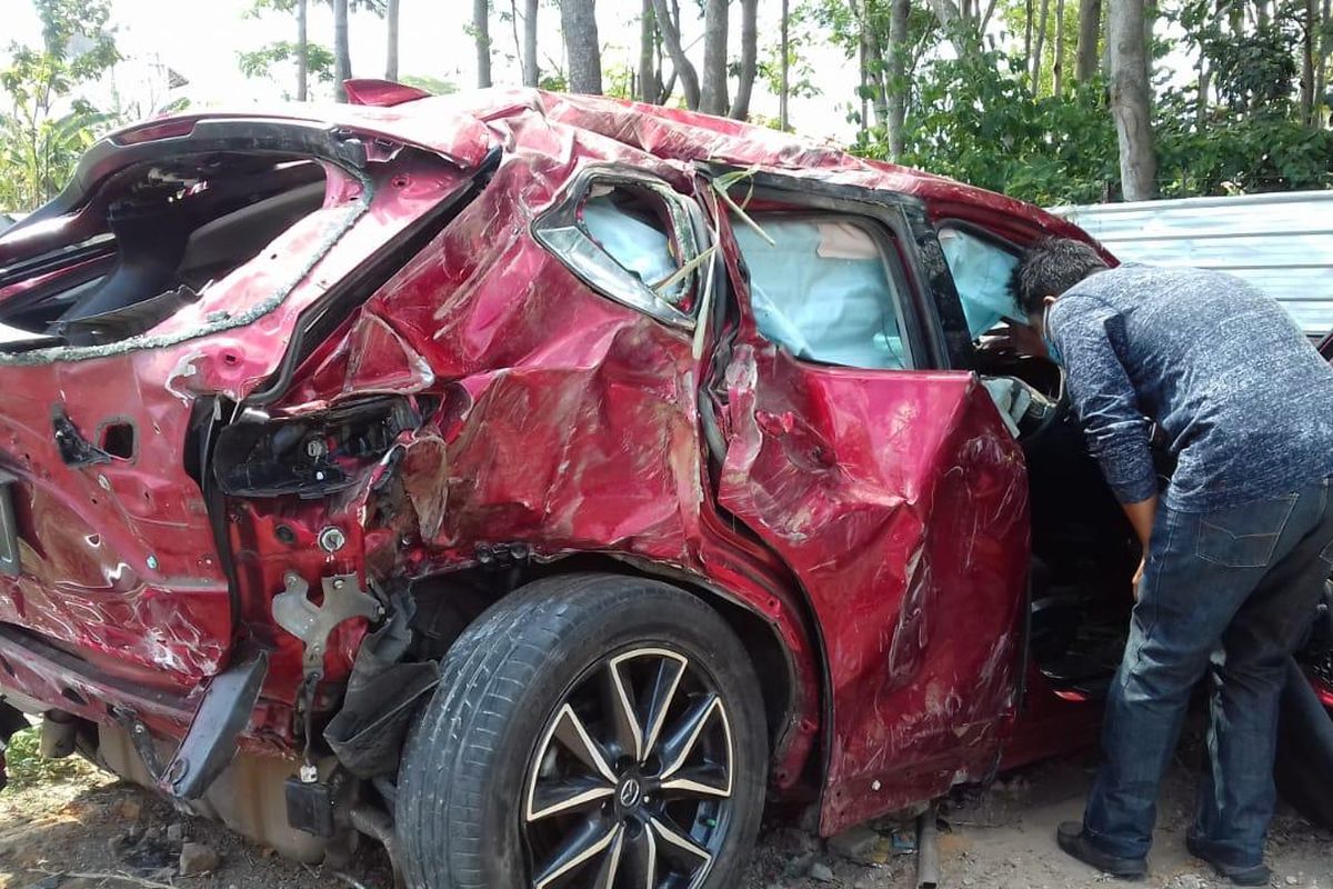 Mazda CX-5 milik Ronald Touwani yang mengalami kecelakaan di tol Semarang-Solo.