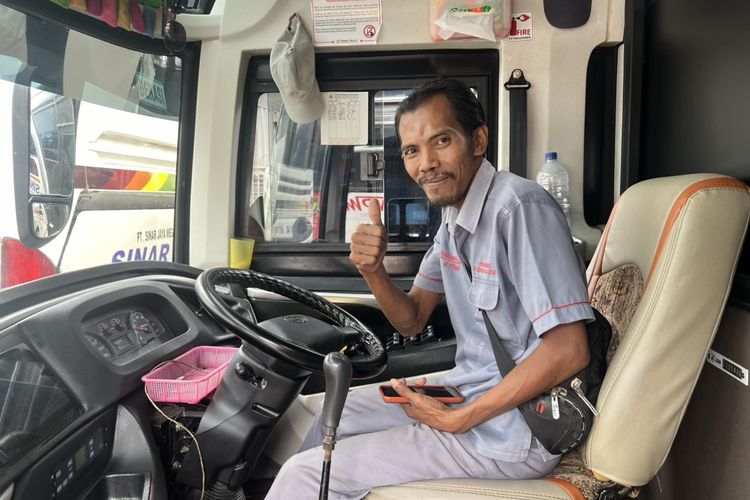 Sopir bus AKAP bernama Turiman (42) mengatakan kondisinya tetap sehat karena pikiran yang positif, Rabu (27/3/2024).