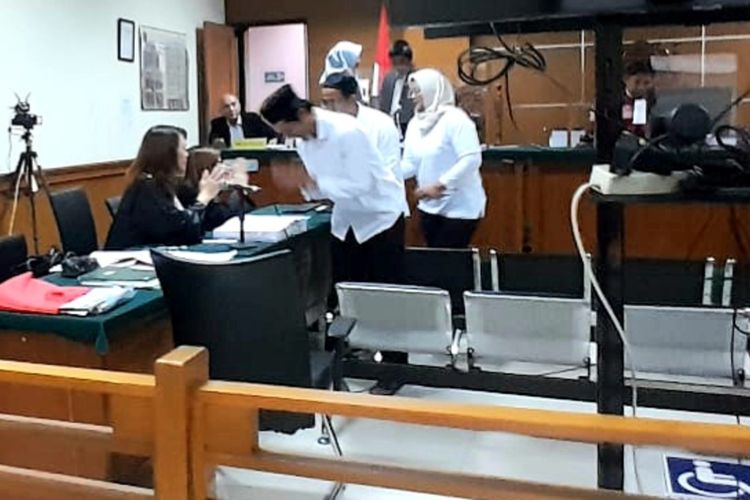 Tiga mantan pegawai BP2MI Bandara Soekarno Hatta Tangerang dituntut 1,5 tahun penjara oleh jaksa Kejari Tangerang. Senin (6/5/2024). Ketiganya terbukti melakukan tindak pidana korupsi atau pungli penukaran uang mata asing kepada TKI.