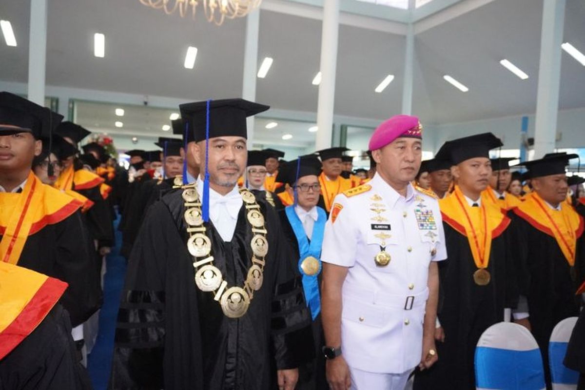 Rektor Universitas Hang Tuah Laksamana Muda TNI (Purn) Dr Ir Avando Bastari, M Phil, M Tr Opsla, IPM, ASEAN Eng bersama Komandan Komando Pembinaan Doktrin, Pendidikan, dan Latihan TNI Angkatan Laut (Dankodiklatal), mewakili Kepala Staf TNI Angkatan Laut (Kasal). 