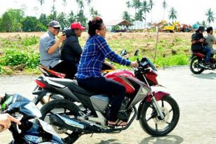 Menteri Kelautan dan Perikanan Susi Pudjiastuti tengah mengendarai motor Honda Megapro saat melakukan kunjungan ke Berau, Kalimantan Utara, Minggu (16/11/2014). Foto ini diunggah bersama beberapa foto lain di akun Facebook @Susi Pudjiastuti, Kamis (20/11/2014). 