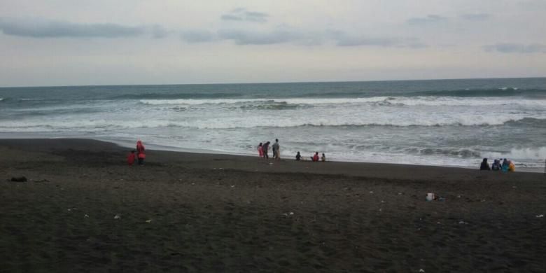 Pantai Goa Cemara di Desa Gadingsari, Kecamatan Sanden, Bantul, Yogyakarta, berpasir hitam. 
