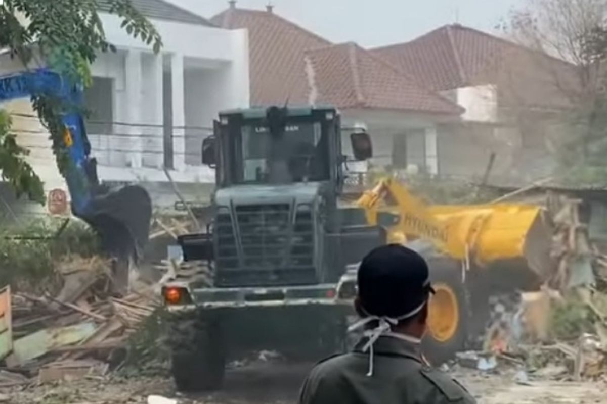 Petugas gabungan bongkar bangunan tak berizin di lahan milik RSUD Cipayung, Jakarta Timur, Senin (27/11/2023).