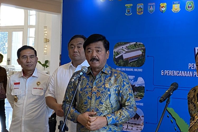 Menko Polhukam Hadi Tjahjanto usai membuka rapat koordinasi pengendalian Badan Nasional Pengelola Perbatasan (BNPP) di kawasan Kebayoran Baru, Jakarta Selatan, Kamis (6/6/2024).