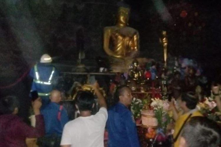 Saat personel Polsek Makassar mendatangi lokasi kebakaran Vihara Girinaga Jl Gunung Salahutu, Makassar, Senin (16/5/2022) malam.
