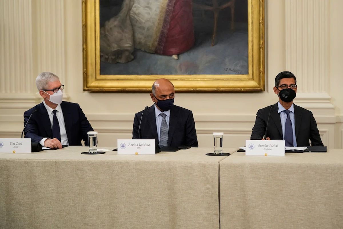 (Dari kiri) Chief Executive Officer Apple, Tim Cook, CEO IBM Arvind Krishna, dan CEO Google, Sundar Pichai bertemu dengan Presiden AS Joe Biden di Gedung Putih, Washington DC, AS, Rabu (25/8/2021).
