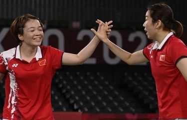 Ganda putri China Chen Qingchen/Jia Yifan merayakan kemenangan atas Kim So-yeong/Kong Hee-yong pada laga semifinal badminton Olimpiade Tokyo 2022, Sabtu (31/7/2021). 