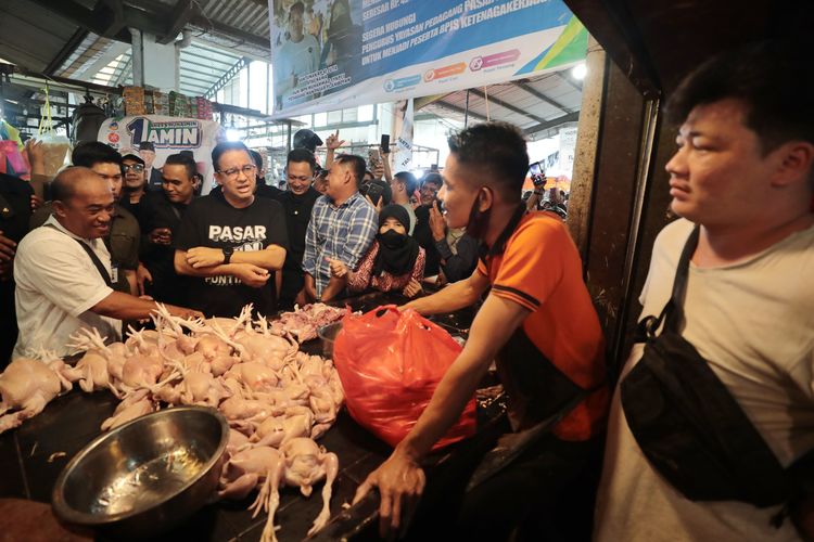 Calon presiden (capres) nomor urut 1, Anies Baswedan berinteraksi dengan pedagang ayam di Pasar Flamboyan, Kalimantan Barat, Selasa (26/12/2023) pagi.