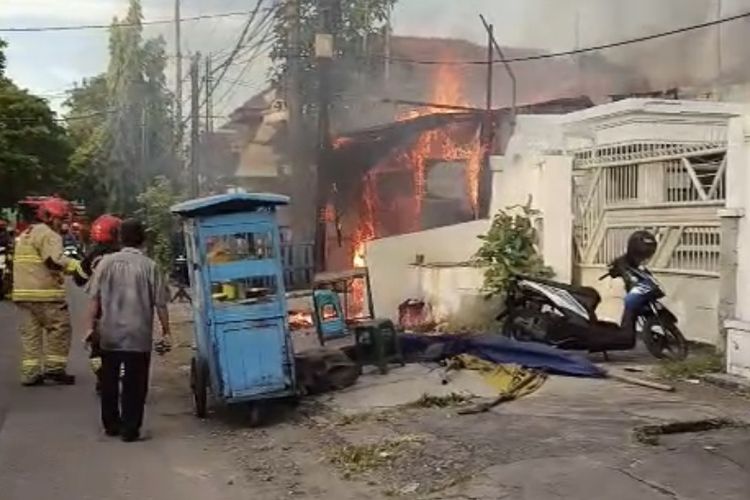 Mainan Anak Jatuh ke Wajan, Warung Nasi Bebek di Surabaya Ludes Terbakar