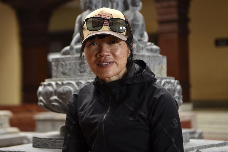 Pendaki asal Hong Kong, Tsang Yin-hung, memecahkan rekor dunia sebagai wanita tercepat yang mendaki Gunung Everest dengan catatan waktu 25 jam 50 menit. Ia berpose untuk sesi foto dengan AFP di Kathmandu, Nepal, pada 30 Mei 2021.