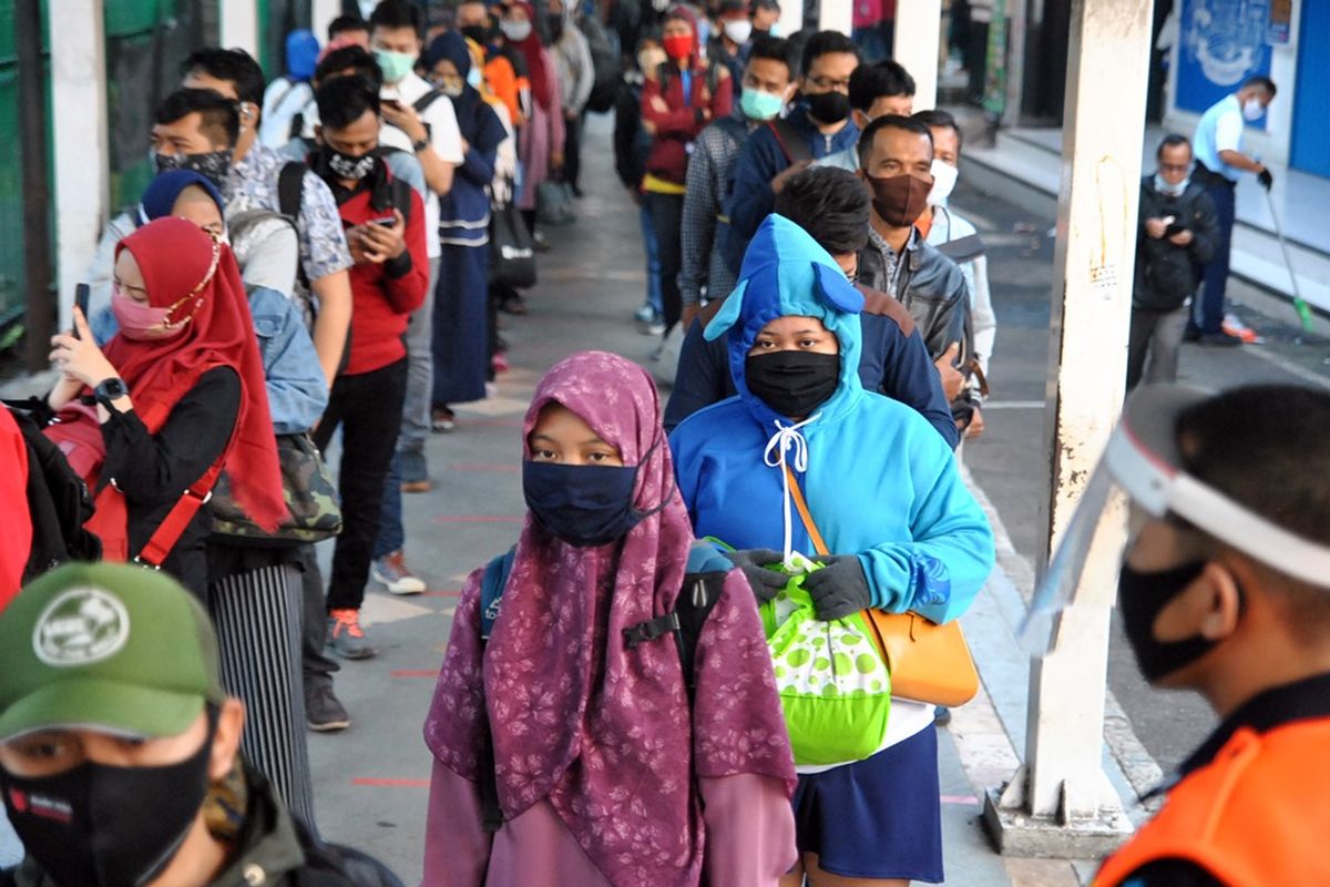 Ratusan calon penumpang KRL Commuter Line mengantre menuju pintu masuk Stasiun Bogor di Jawa Barat, Senin (8/6/2020). Antrean panjang calon penumpang tersebut terjadi saat dimulainya aktivitas perkantoran di Jakarta di tengah masa transisi Pembatasan Sosial Berskala Besar (PSBB) pandemi COVID-19. 