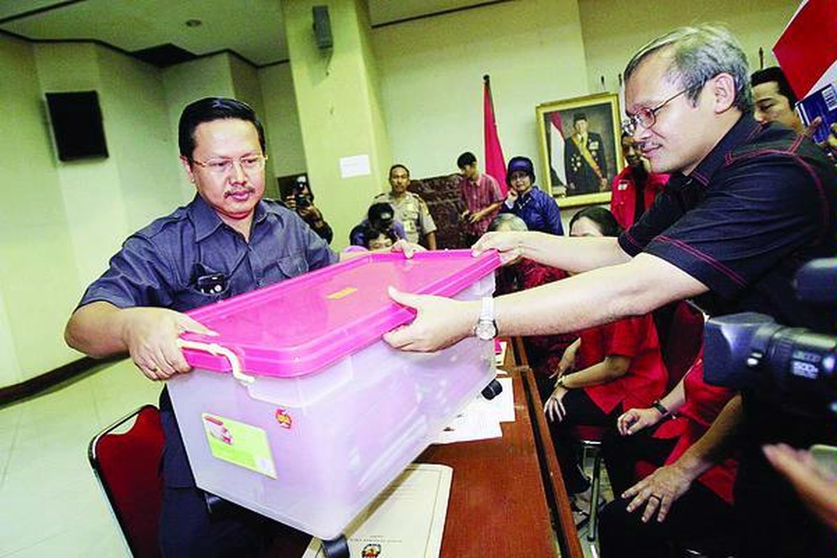 Anggota DPR dari Fraksi Partai Demokrasi Indonesia Perjuangan, Aria Bima (kanan), menyerahkan berkas calon anggota legislatif kepada petugas pendaftaran di kantor Komisi Pemilihan Umum, Jakarta, Senin (18/8). Pendaftaran 620 nama calon anggota legislatif PDI-P itu antara lain dihadiri Sekjen DPP PDI-P Pramono Anung dan Ketua Bidang Pemberdayaan Perempuan DPP PDI-P Puan Maharani.  