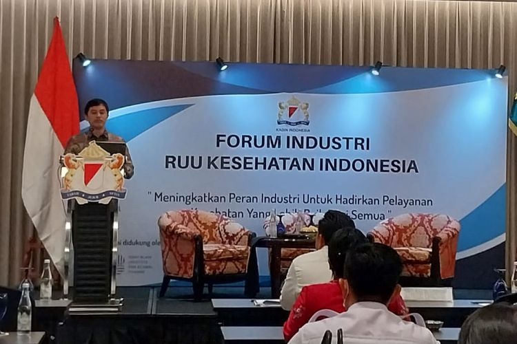Wakil Menteri Kesehatan Dante Saksono Harbuwono memberikan sambutan dalam Forum Industri RUU Kesehatan yang digelar oleh Kadin di Jakarta, Kamis (16/3/2023).