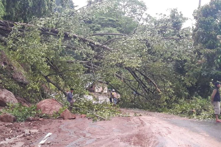Akses jalan menuju kawasan objek wisata Malino diKabupaten Gowa, Sulawesi Selatan terputus akibat longsor. Jumat, (31/1/2020).