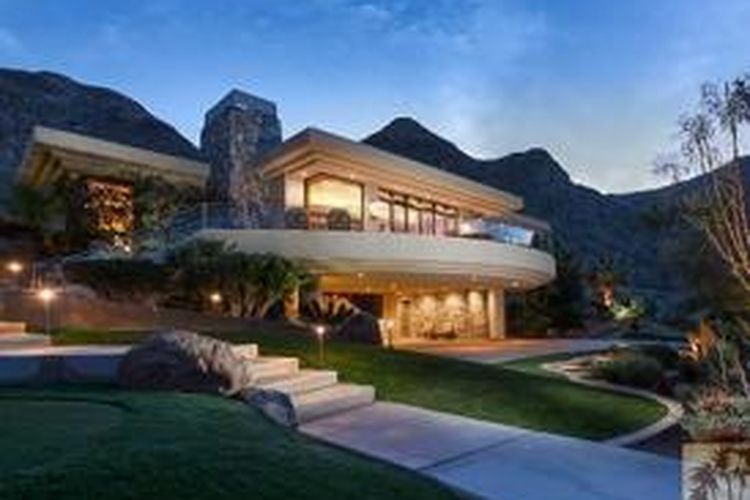 Rumah seharga 4,25 juta dollar AS tersebut berada di puncak bukit dekat Palm Springs. Tidak hanya mewah, rumah ini pun memiliki air terjun setinggi dua lantai, dan halaman rumput untuk bermain golf. 