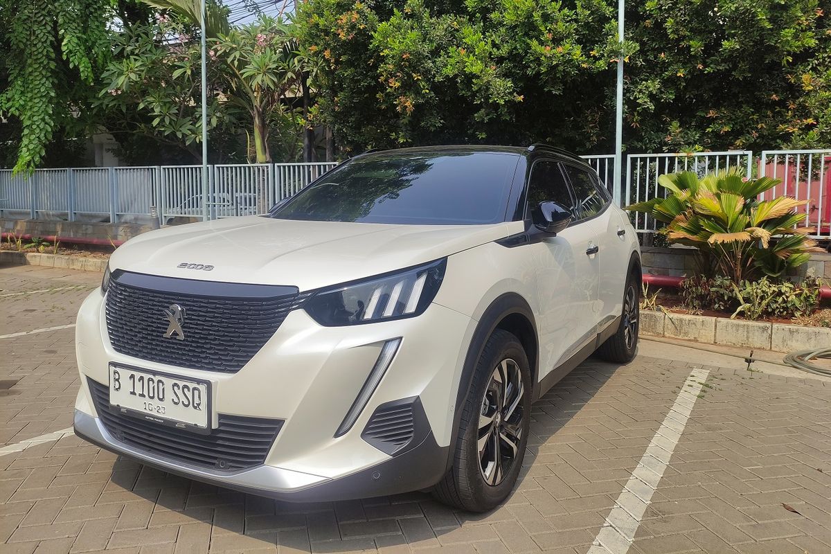 Peugeot 2008 two tone dengan kelir putih dan hitam. 
