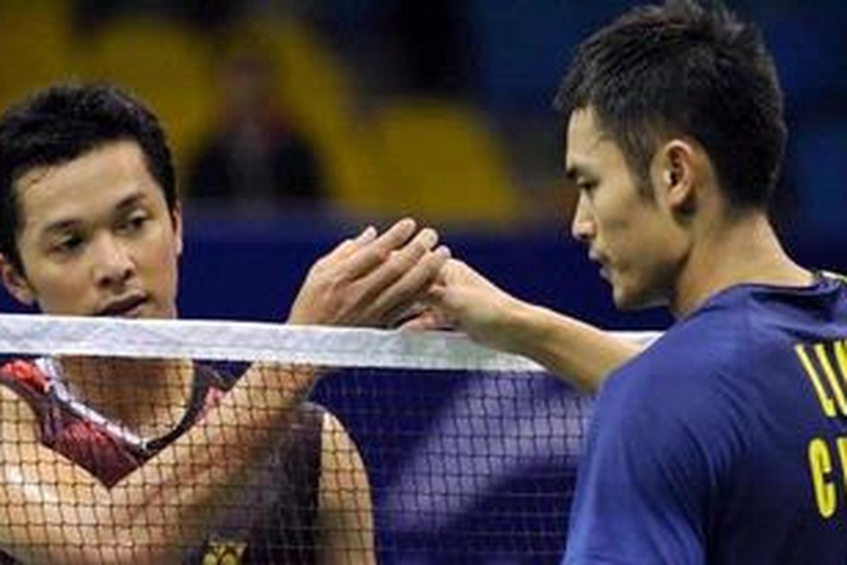 Tunggal putra Indonesia, Taufik Hidayat (kiri), bersalaman dengan pemain China, Lin Dan.