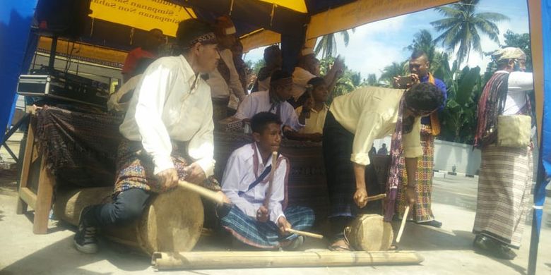 Alat musik tradisional Gong Waning dari Sanggar Budaya Bliran Sina dimainkan saat menyambut tamu di kantor Kopdit Pintu Air Maumere, Kabupaten Sikka, Nusa Tenggara Timur, Jumat (3/5/2019).