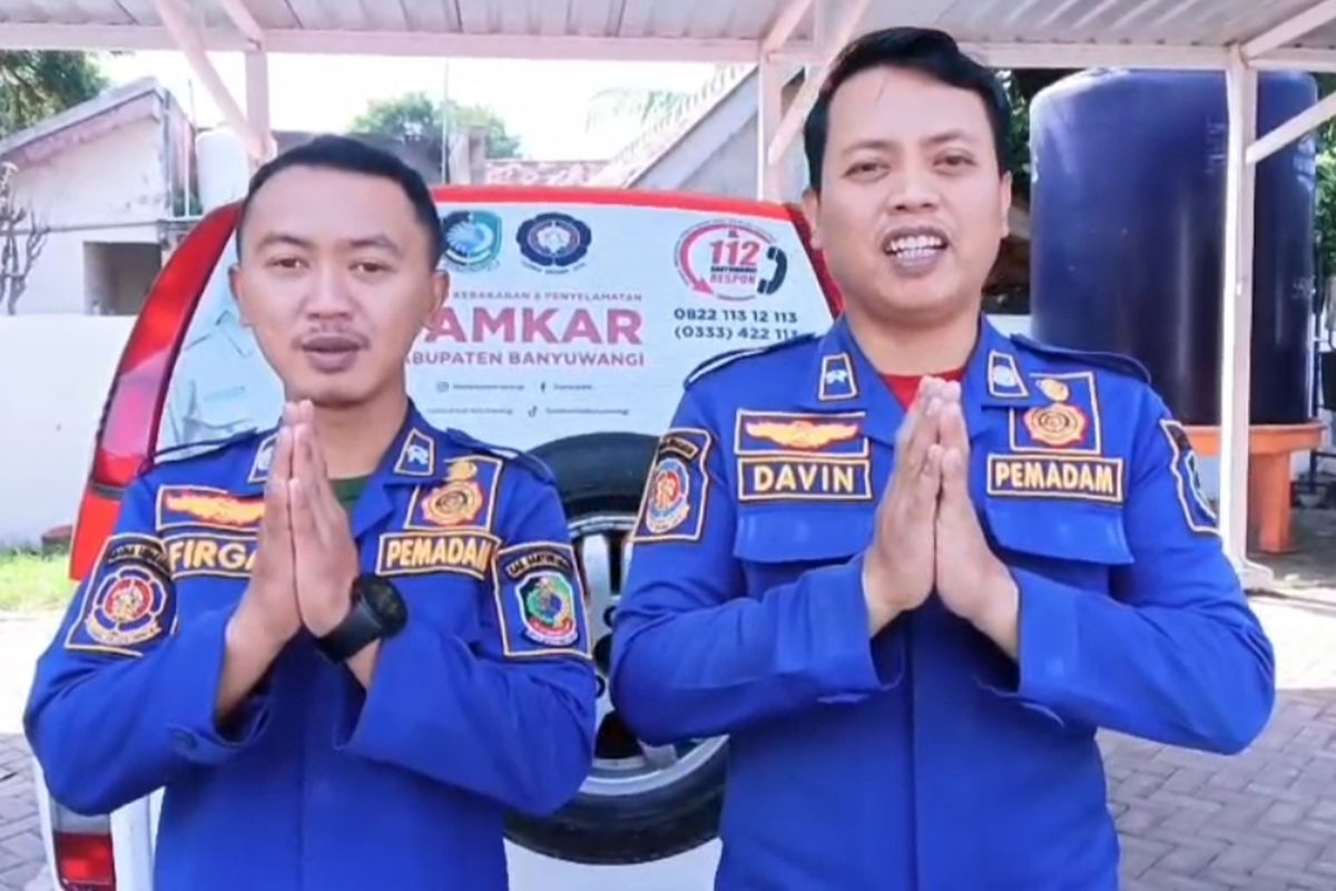 Petugas Damkarmat Banyuwangi memberikan kejutan manis ucapan selamat ulang tahun lewat video. 