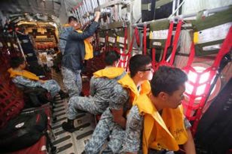 Personel Angkatan Udara Singapura menggunakan pesawat C-130 turut melakukan pencarian pesawat AirAsia QZ8501, Senin (29/12/2014). Pesawat AirAsia QZ8501 yang mengangkut 155 penumpang serta 7 awak, hilang kontak pada Minggu pagi, saat penerbangan dari Surabaya menuju Singapura.