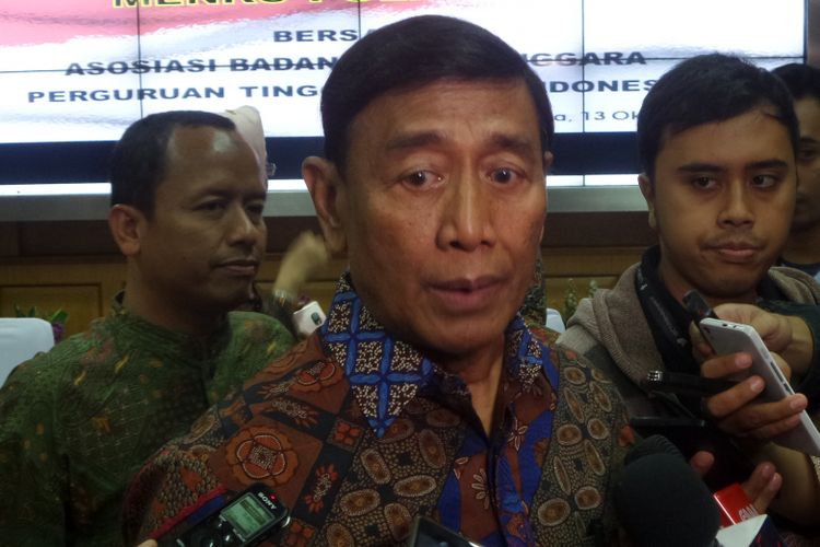 Menteri Koordinator Bidang Politik, Hukum dan Keamanan Wiranto saat ditemui di Kemenko Polhukam, Jakarta Pusat, Jumat (13/10/2017).