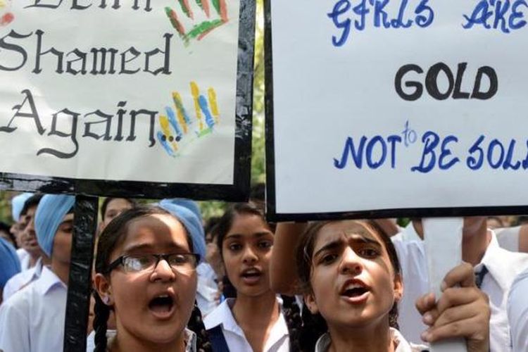 Ratusan perempuan, termasuk anak-anak sekolah, melakukan unjuk rasa di Gedung Parlemen di New Delhi, menuntut pemerintah India mengambil langkah nyata untuk mengurangi angka perkosaan terhadap anak-anak di negeri itu. 