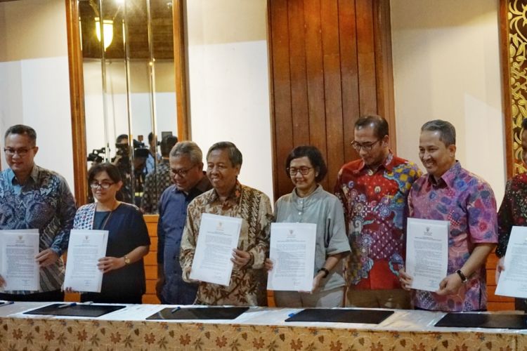 Tujuh panelis debat kedua pilpres saat penandatanganan pakta integritas di Hotel Sari Pasific, Jakarta Pusat, Sabtu (9/2/2019).
